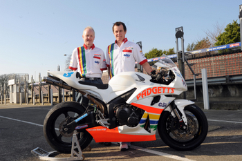 Clive Padgett and John McGuinness unveil the Manx Gas-backed Honda (Stephen Davison/Pacemaker Press International)